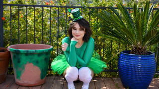 포르노의 섹시한 여자 - HOT-GIRLS-PORN.COM의 Green Cute Little Leprechaun