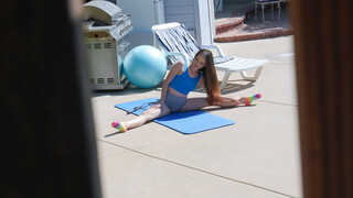 ポルノのセクシーな女の子 - HOT-GIRLS-PORN.COM の Tiny Teen Lily Glee Takes Big Cock from Gym Neighbor