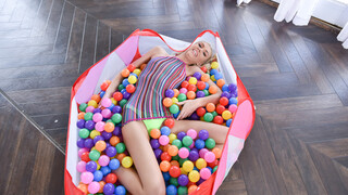 Ragazze sexy nel porno - Petite Teen Sky Pierce Bubble Pit Sex su HOT-GIRLS-PORN.COM