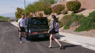 Gadis seksi dalam porn - Young Schoolgirl Gets Gym Class Bonus from Mike Mancini di HOT-GIRLS-PORN.COM