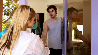 Fete sexy în porn - Gym Hookup - Sarah Vandella Gets Protein Shot pe HOT-GIRLS-PORN.COM