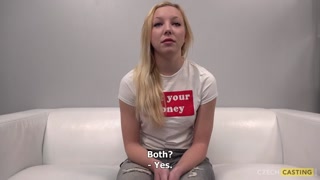 포르노의 섹시한 여자 - HOT-GIRLS-PORN.COM의 Classy Eva: Petite Czech Blonde in Casting