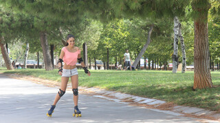 Gadis seksi dalam porn - Young Latina gets fucked hard while rollerblading di HOT-GIRLS-PORN.COM
