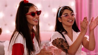 สาวเซ็กซี่ในหนังโป๊ - Petite Teens Jade Baker & Gianna Dior Suck Natural Tits บน HOT-GIRLS-PORN.COM