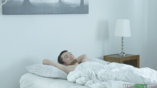 Sexy Mädchen in Porno - Sexy Blonde Euro Teen Gets Dominated in Bed auf HOT-GIRLS-PORN.COM