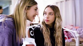 Fete sexy în porn - Lesbian Fingering & Licking - Natural Tits Galore pe HOT-GIRLS-PORN.COM