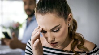 Filles sexy dans le porno - Cheating Wife Sucks & Fucks in Hardcore Uniform Scene sur HOT-GIRLS-PORN.COM