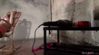 포르노의 섹시한 여자 - HOT-GIRLS-PORN.COM의 Denisa Heaven Fetish Scene: Bound and Fucked by Machine