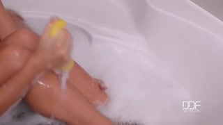 Sexiga tjejer i porr - Eva Parcker - Bath Time Balls Licking & Fetish Fun på HOT-GIRLS-PORN.COM