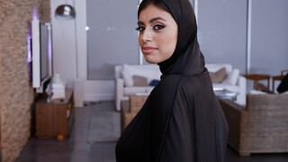 पोर्न में सेक्सी लड़कियां - HOT-GIRLS-PORN.COM पर Teen Muslim Babe Gets a Thick Surprise