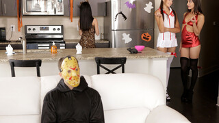 포르노의 섹시한 여자 - HOT-GIRLS-PORN.COM의 Passionate Handjob Leads to Creampie - Halloween Edition