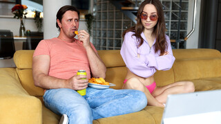 Sexy Mädchen in Porno - Stepdad Creampies Skinny Brunette Teen auf HOT-GIRLS-PORN.COM