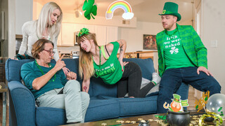 Sexy Mädchen in Porno - St. Paddy's Day Foursome - Female Orgasm from Rough Cowgirl Ride auf HOT-GIRLS-PORN.COM