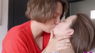 Sexy Mädchen in Porno - Lesbian Kissing & Touching – Amber Leigh & Kit Bauer auf HOT-GIRLS-PORN.COM