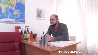 Filles sexy dans le porno - Russian teen Karolin tricked into hardcore by her teacher sur HOT-GIRLS-PORN.COM