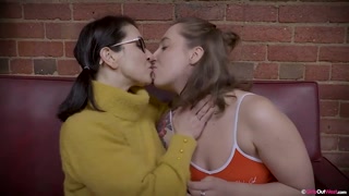 Sexy Mädchen in Porno - MILF Kit Bauer & Chasey Hot Lesbian Deal auf HOT-GIRLS-PORN.COM