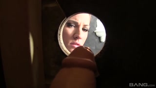 Fete sexy în porn - Brunette hottie Donna Joe worships gloryhole dick pe HOT-GIRLS-PORN.COM