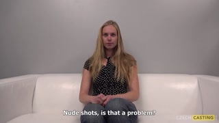 포르노의 섹시한 여자 - HOT-GIRLS-PORN.COM의 Stunning European Blonde Tereza in Hot Casting Porn