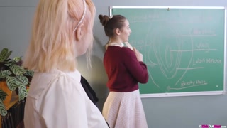 Filles sexy dans le porno - Caset Bangs His Teacher Willow After Class sur HOT-GIRLS-PORN.COM