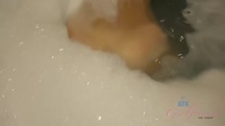 Fete sexy în porn - Tiffany Watson Pissing With Tampon String Out pe HOT-GIRLS-PORN.COM