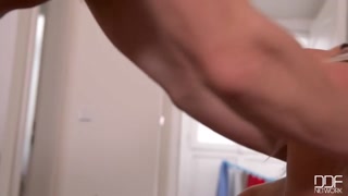 Sexy Mädchen in Porno - Lingerie-Clad Nicole Vice Gets Rough Kitchen Sex - Facial Cumshot auf HOT-GIRLS-PORN.COM