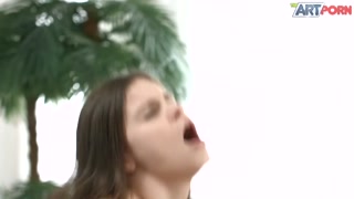 포르노의 섹시한 여자 - HOT-GIRLS-PORN.COM의 Russian Beauty Anna Taylor Takes a Big Load