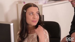 Gadis seksi dalam porno - European Teen Takes Anal in Office - Gaping & Creampie di HOT-GIRLS-PORN.COM