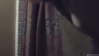 포르노의 섹시한 여자 - HOT-GIRLS-PORN.COM의 Kelly Madison bathroom gangbang