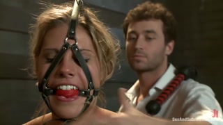 Filles sexy dans le porno - Blonde Bombshell Charisma Cappelli Takes Rough Deepthroat and Fingering sur HOT-GIRLS-PORN.COM
