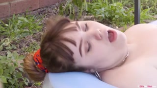 Raparigas sexy no pornô - Sexy Penny Plum uses toys in outdoor scene no HOT-GIRLS-PORN.COM