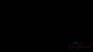 色情中的性感女孩 - HOT-GIRLS-PORN.COM 上的 POV massage with Jill Kassidy leads to intense fingering and creampie