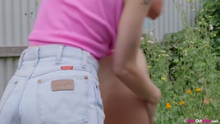 Sexy dívky v pornu - Brunette Blake Shows Big Ass in Gardening Australia na HOT-GIRLS-PORN.COM