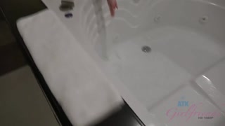 Chicas sexys en el porno - Amateur Ashley Lane Shower POV with Hairy Pussy en HOT-GIRLS-PORN.COM