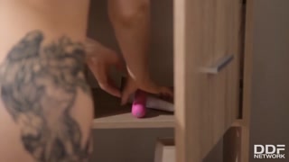 Ragazze sexy nel porno - Shaved Blonde Dominica Plays with Sex Toys su HOT-GIRLS-PORN.COM