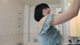 Sexy Mädchen in Porno - Alina H Teases in Bathroom Before Fingering auf HOT-GIRLS-PORN.COM