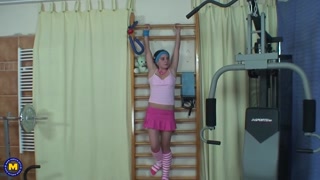 ポルノのセクシーな女の子 - HOT-GIRLS-PORN.COM の Mature guy destroys teen pussy in gym