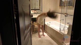 포르노의 섹시한 여자 - HOT-GIRLS-PORN.COM의 Kimber Woods Anal and Facial in the Shower