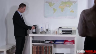 Ragazze sexy nel porno - Young Office Worker Bangs His Big Tits MILF Boss su HOT-GIRLS-PORN.COM