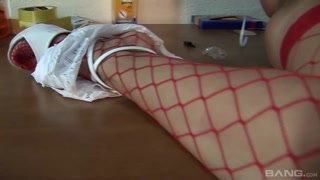 Filles sexy dans le porno - Roxy Foxxy in Lingerie Slides Lollipop Between Her Thighs sur HOT-GIRLS-PORN.COM