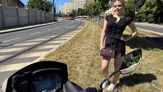 Garotas sexy no pornô - French Amateur Jade Jadore Flashes Big Boobs in Public Before Scooter Pickup no HOT-GIRLS-PORN.COM