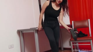 ポルノのセクシーな女の子 - HOT-GIRLS-PORN.COM の Anastasia Cherry strips then fingers herself on table