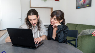 Garotas sexy no pornô - Natural Tits Micina Spreads Her Legs for Patrick Kiss After He Fixes Her PC no HOT-GIRLS-PORN.COM