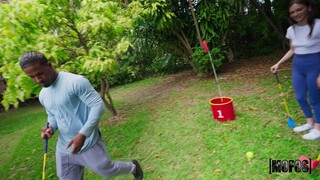 Gadis seksi dalam porn - Doggystyle in the Bucket di HOT-GIRLS-PORN.COM