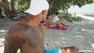 Sexy Mädchen in Porno - Interracial Beach Sex with a Blowjob auf HOT-GIRLS-PORN.COM