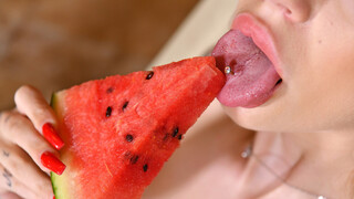 Ragazze sexy nel porno - Blonde Sladyen Skaya Enjoys a Cum in Mouth su HOT-GIRLS-PORN.COM