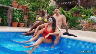 Gadis seksi dalam porn - One-on-One with a Tattooed Muscular Man di HOT-GIRLS-PORN.COM