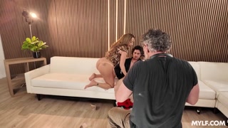 สาวเซ็กซี่ในหนังโป๊ - Old vs Young: Blowjob Battle บน HOT-GIRLS-PORN.COM