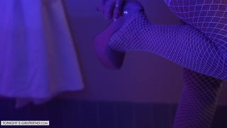 色情中的性感女孩 - HOT-GIRLS-PORN.COM 上的 Ryan Driller's pornstar girlfriend gets fucked in hotel room