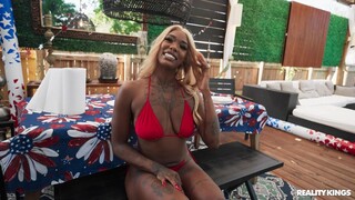 Sexy Mädchen in Porno - High Heels and Cum on the 4th of July auf HOT-GIRLS-PORN.COM