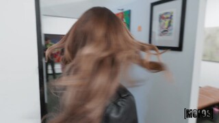 Seksowne dziewczyny w porno - Don't Just Look At The Art, Lick The Artist na HOT-GIRLS-PORN.COM